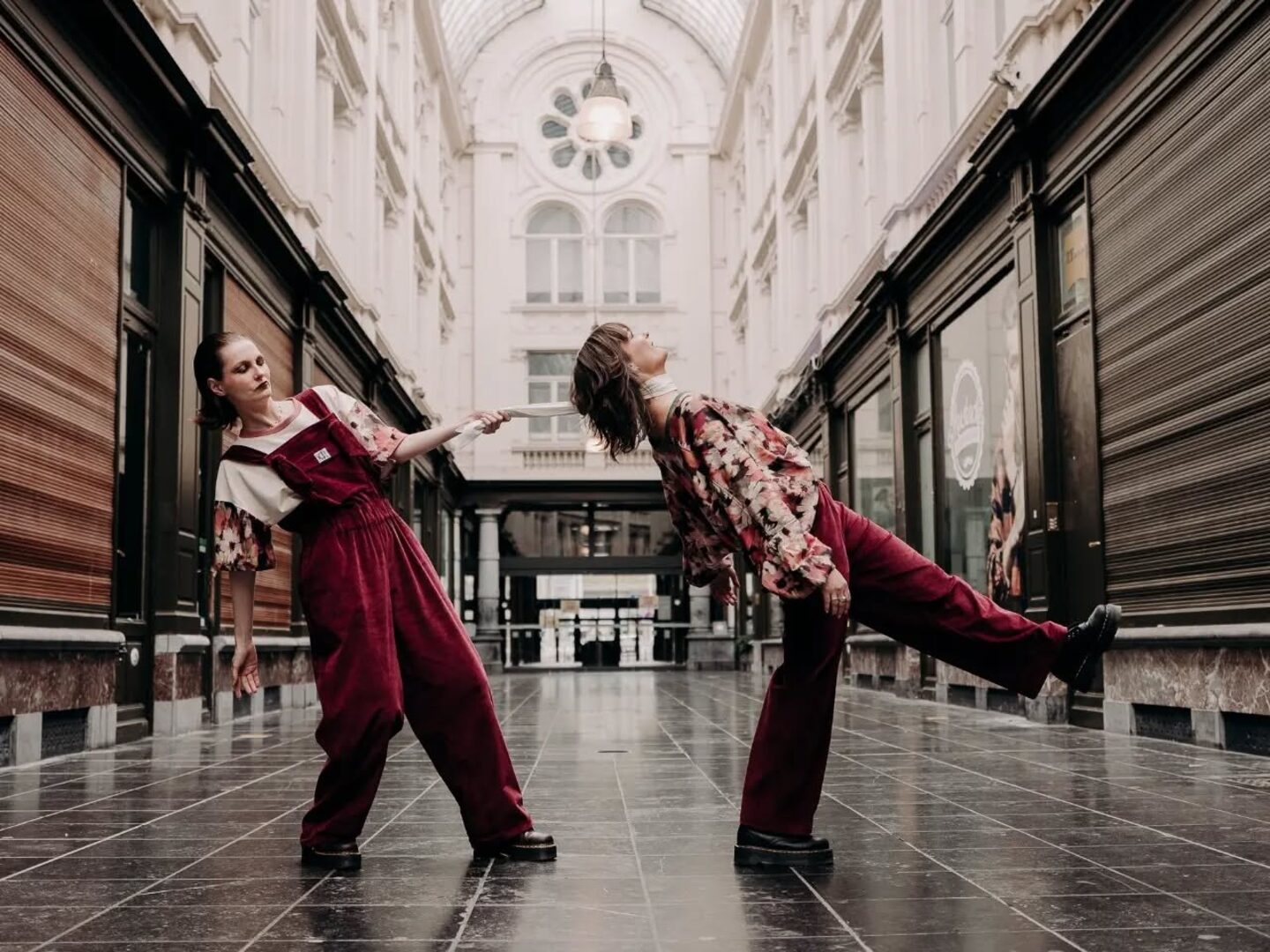 Salopette et pantalon en velours bordeaux avec blouses fleuries : la collection automne-hiver 2026 de CR Atelier & Boutique, Mettet