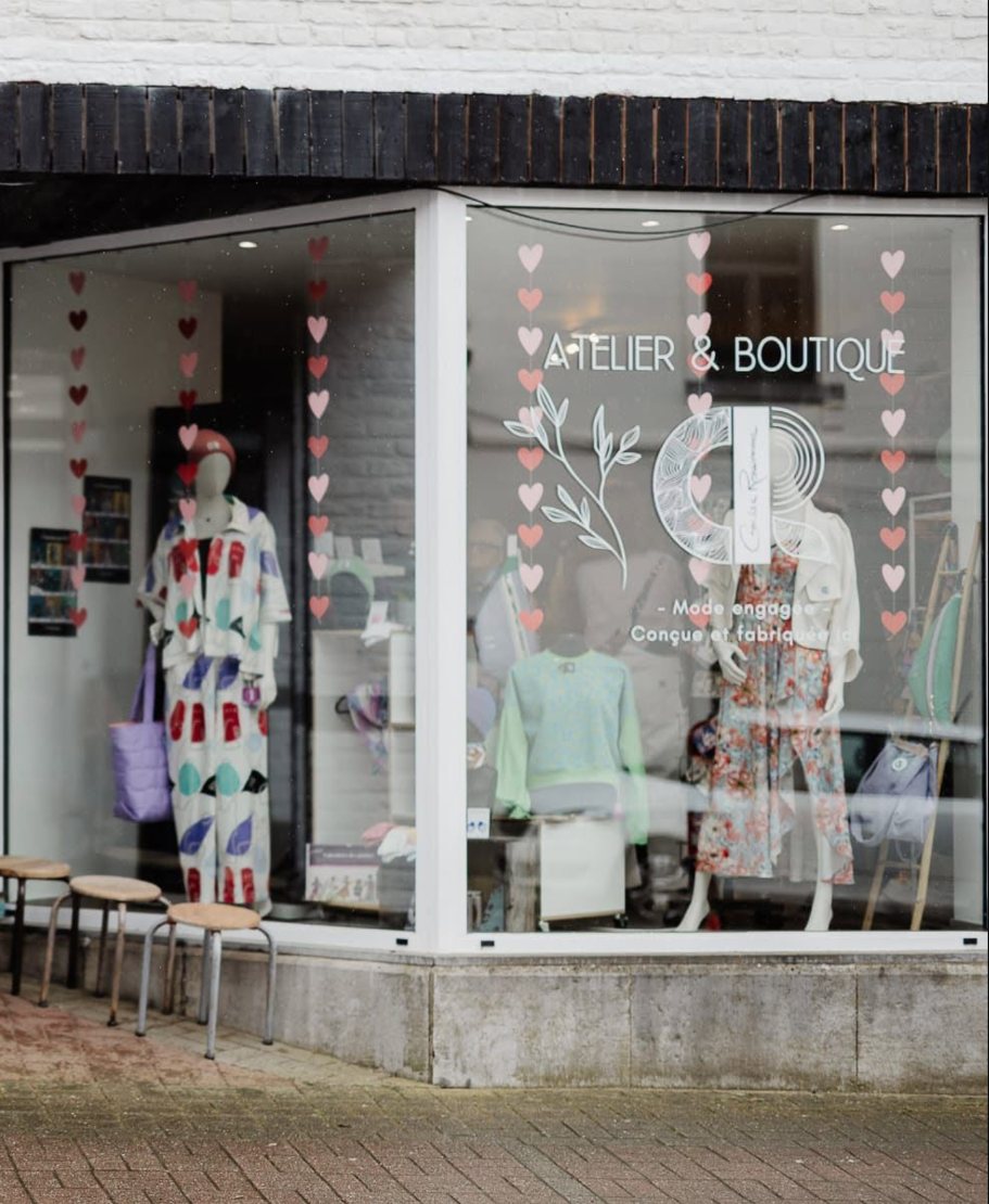 La vitrine de CR Atelier & Boutique, rue Reine Elisabeth 26A à Mettet